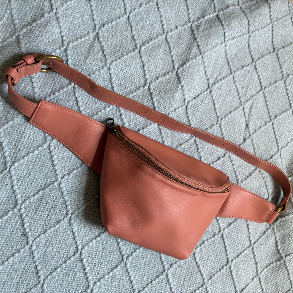 Universal Thread Women’s Coral Crossbody Bag